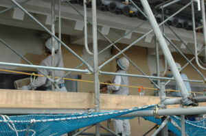 土壁の上に砂漆喰を塗る作業